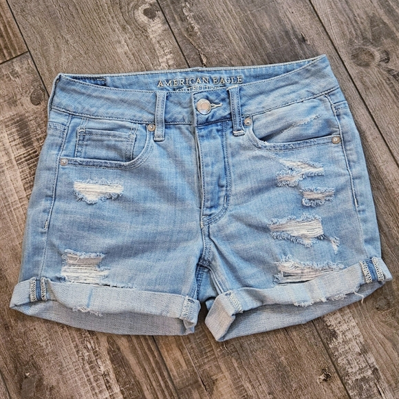 AMERICAN EAGLE Tomgirl Style Light Wash Denim Shorts - Picture 2 of 6